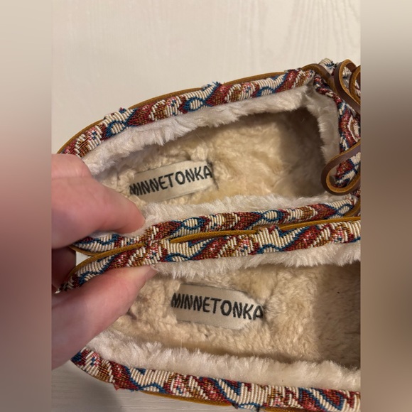 Minnetonka Women's Cally moccasin slippers worn once 7M - Picture 3 of 6